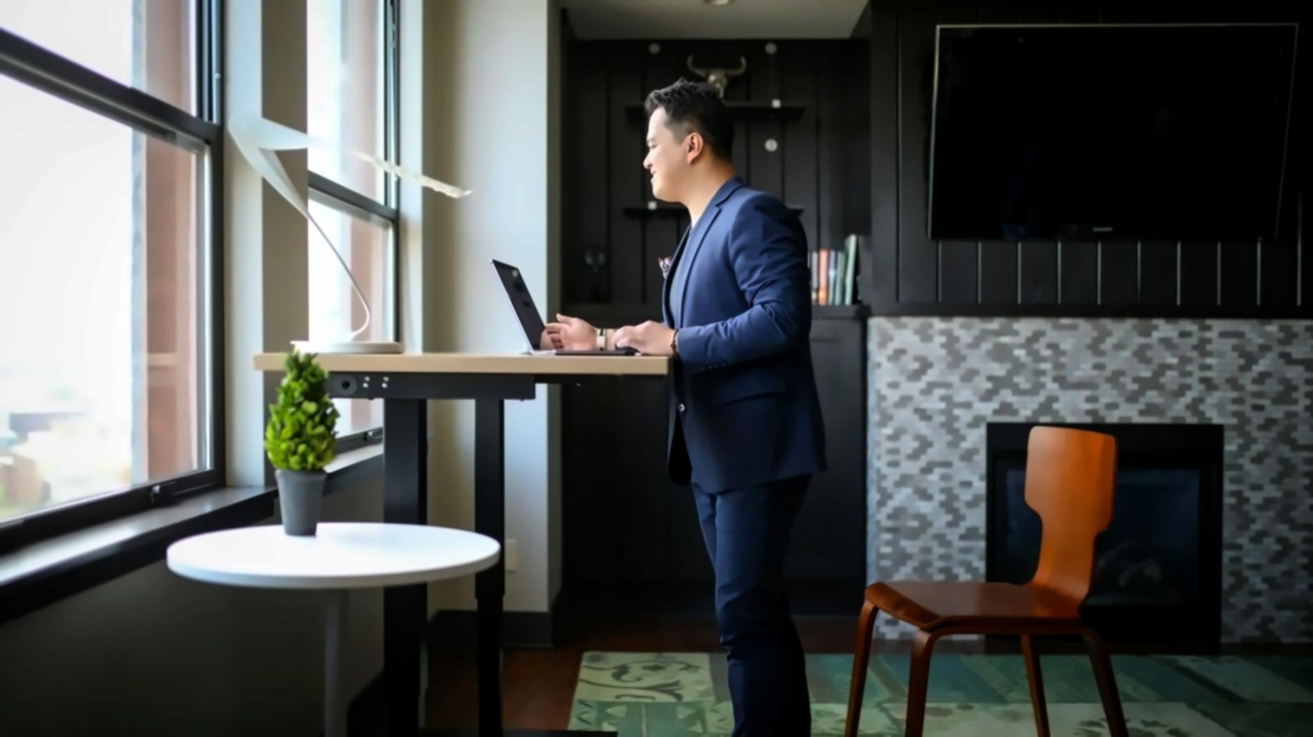 Online-Business Finanzplanung Arbeitsplatz mit Laptop und Dokumenten